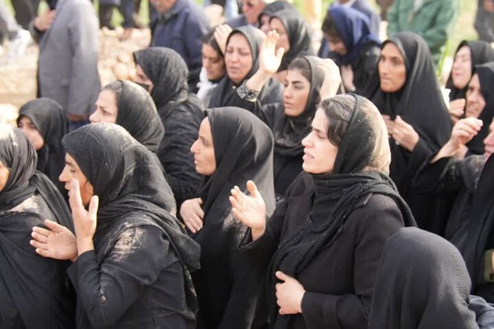 تصاویری از تشییع پیکر اعضای یک خانواده روستایی