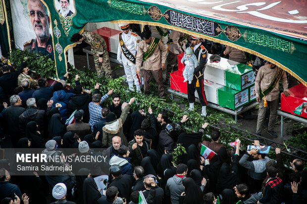 تشییع پیکر ۳۵ شهید جنگ رمضان در تهران