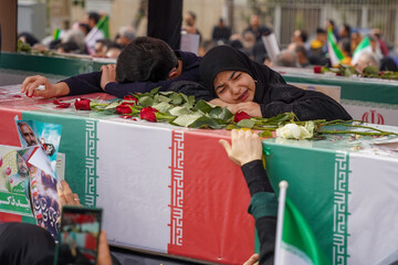 تشییع پیکر ۱۰ شهید جنگ رمضان همزمان با روز جهانی قدس در بندرعباس