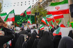 ورود پیکر شهید پاکپور در بین راهپیمایان اراکی‌ در میدان شهدا