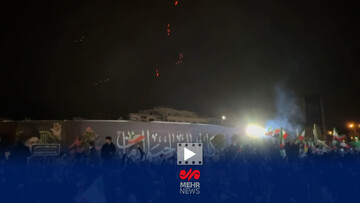 فریاد الله اکبر مردم هنگام فعالیت پدافند علیه اهداف متخاصم در تهران