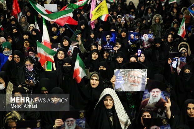 اجتماع زنجانی ها در میدان انقلاب شهر زنجان