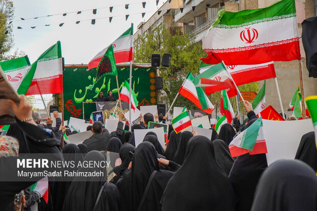 ورود پیکر شهید پاکپور در بین راهپیمایان اراکی‌ در میدان شهدا