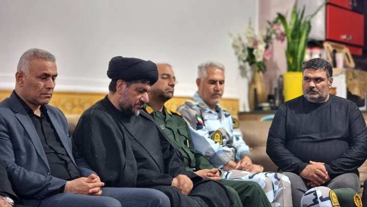 دیدار مسئولان با خانواده شهید مدافع وطن«حمید جعفری» در شهرستان گناوه
