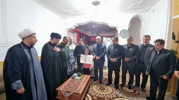دیدار مسئولان با خانواده شهید مدافع وطن«حمید جعفری» در شهرستان گناوه