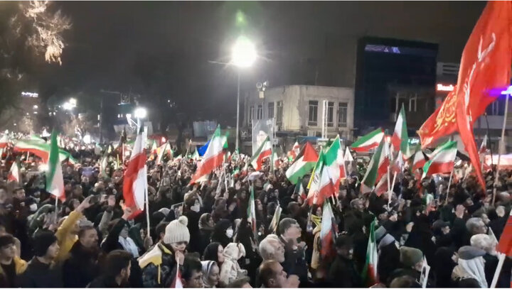 قیام مردم ارومیه در سوگ رهبر شهید با نوای هیهات من الذله