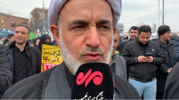 دیرباز: مردم ایران پای انقلاب و آزادی قدس شریف ایستاده اند