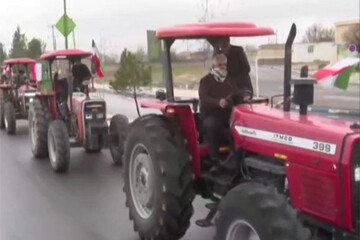 راهپیمایی با تراکتور در روستای سطر شهرستان سنقروکلیایی