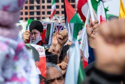 تشکیل زنجیره انسانی در مقابل نیروگاه حرارتی مشهد