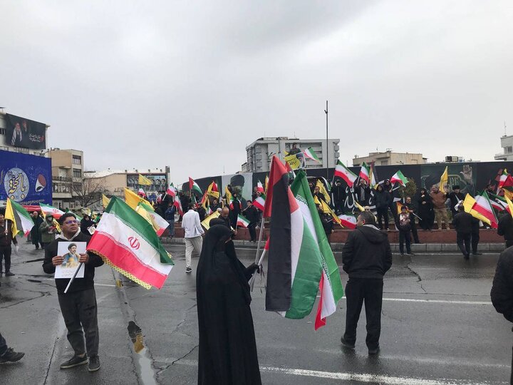 میدان انقلاب کم کم شلوغتر می شود؛ هنوز یکساعت مانده به راهپیمایی