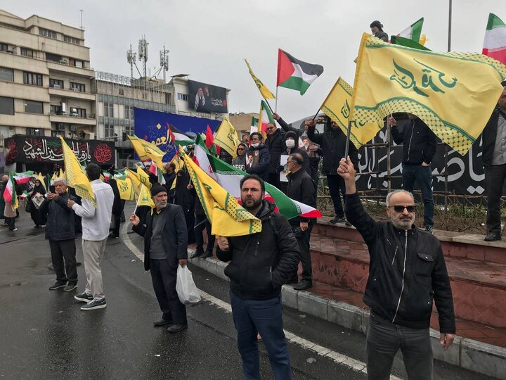 میدان انقلاب کم کم شلوغتر می شود؛ هنوز یکساعت مانده به راهپیمایی