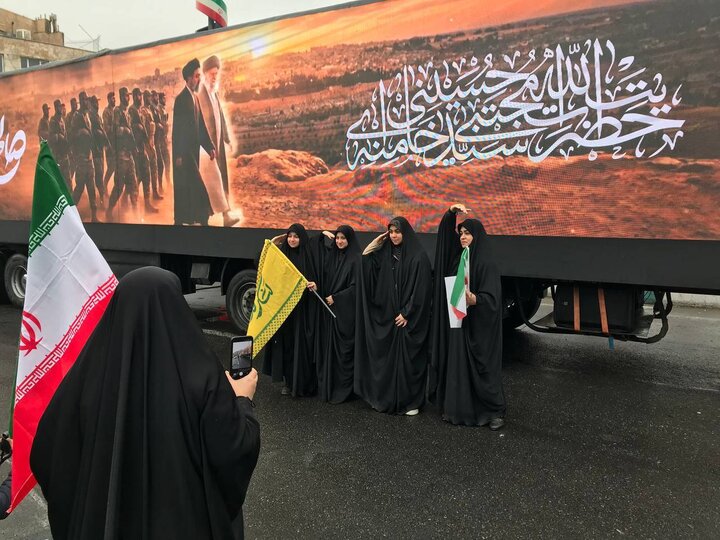 میدان انقلاب کم کم شلوغتر می شود؛ هنوز یکساعت مانده به راهپیمایی