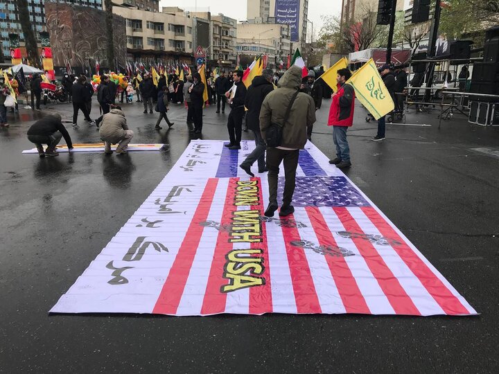 قدم روی پرچم طاغوت زمان