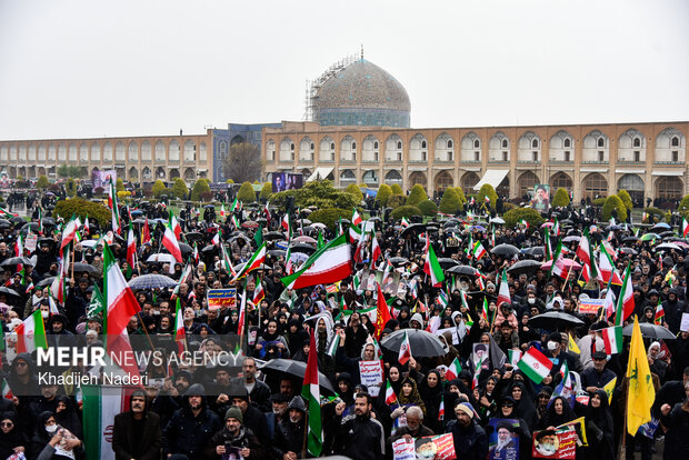 زیر باران نقش جهان؛ اصفهان با مشتهای گرهکرده پاسخ اسرائیل را داد