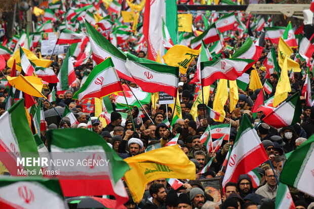 آغاز اجتماع زنجانی ها در میدان انقلاب