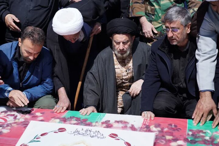 پیکر شهید «حسین قبادی الوار» در نمازجمعه خرم‌آباد تشییع شد