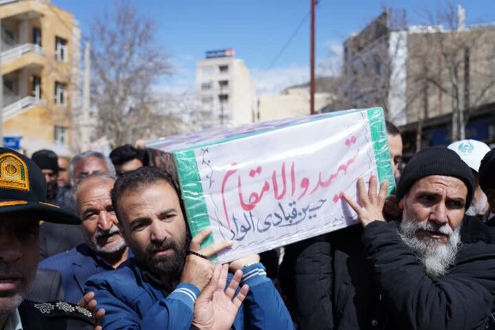 پیکر شهید «حسین قبادی الوار» در نمازجمعه خرم‌آباد تشییع شد