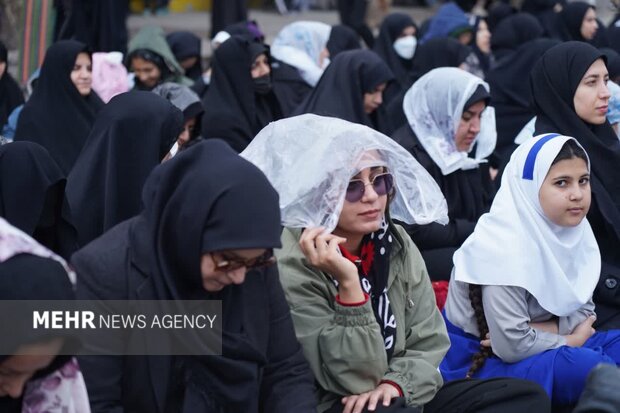 اقامه نماز جمعه روز جهانی قدس در خرم‌آباد زیر بارش باران