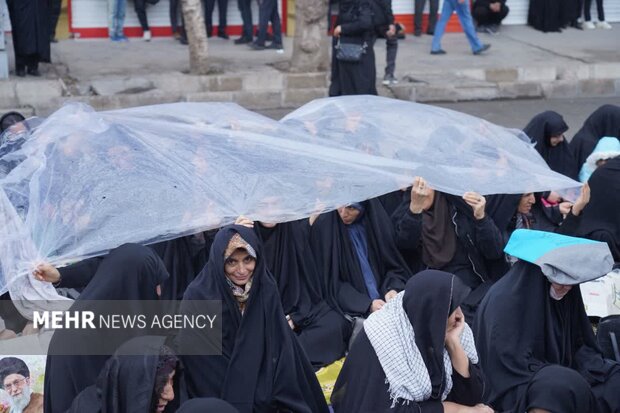 اقامه نماز جمعه روز جهانی قدس در خرم‌آباد زیر بارش باران
