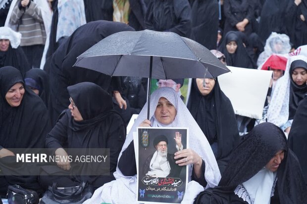 اقامه نماز جمعه روز جهانی قدس در خرم‌آباد زیر بارش باران