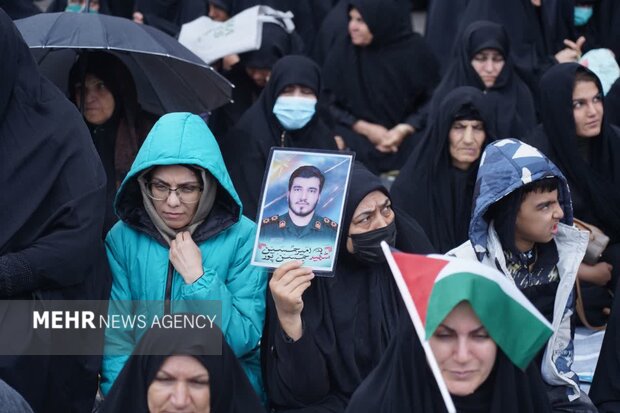 اقامه نماز جمعه روز جهانی قدس در خرم‌آباد زیر بارش باران