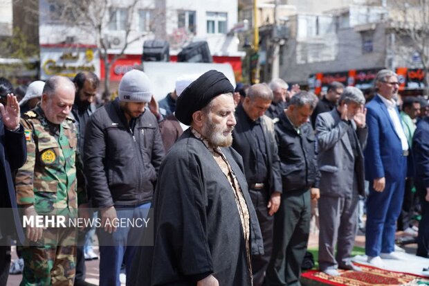 اقامه نماز جمعه روز جهانی قدس در خرم‌آباد زیر بارش باران