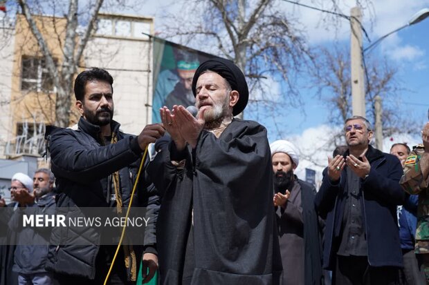 اقامه نماز جمعه روز جهانی قدس در خرم‌آباد زیر بارش باران