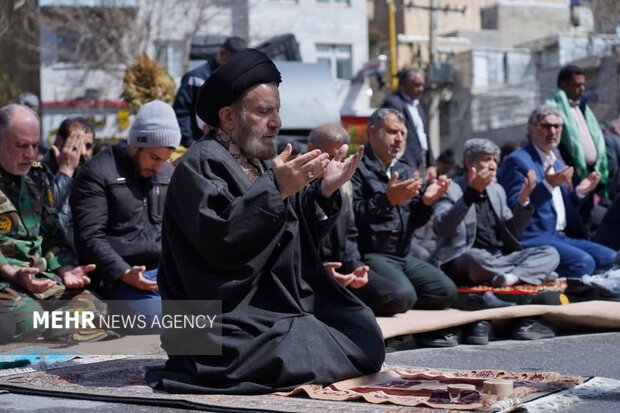 اقامه نماز جمعه روز جهانی قدس در خرم‌آباد زیر بارش باران