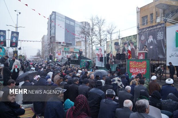 اقامه نماز جمعه روز جهانی قدس در خرم‌آباد زیر بارش باران