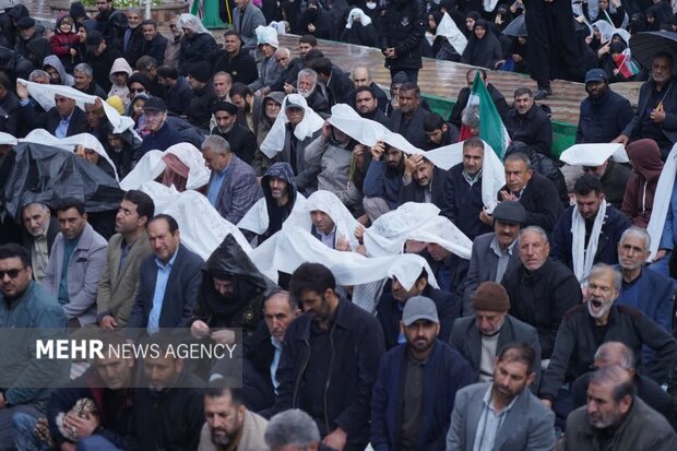 اقامه نماز جمعه روز جهانی قدس در خرم‌آباد زیر بارش باران