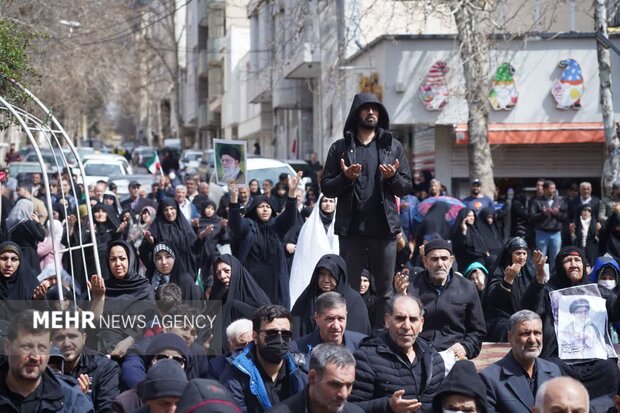اقامه نماز جمعه روز جهانی قدس در خرم‌آباد زیر بارش باران