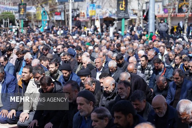 اقامه نماز جمعه روز جهانی قدس در خرم‌آباد زیر بارش باران