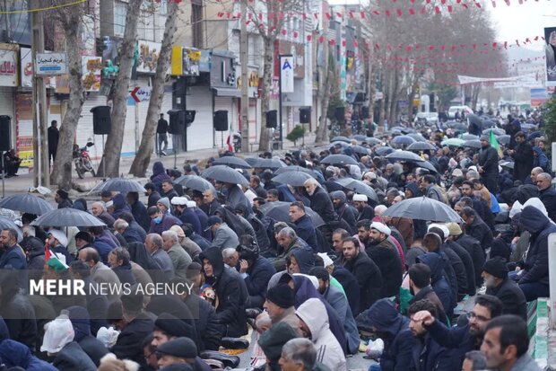 اقامه نماز جمعه روز جهانی قدس در خرم‌آباد زیر بارش باران