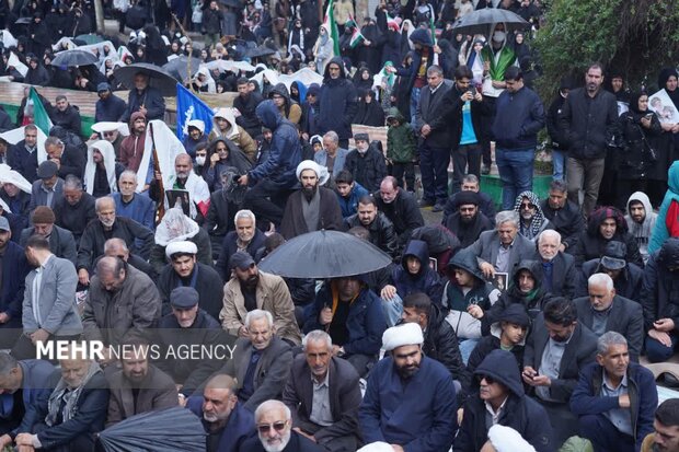 اقامه نماز جمعه روز جهانی قدس در خرم‌آباد زیر بارش باران