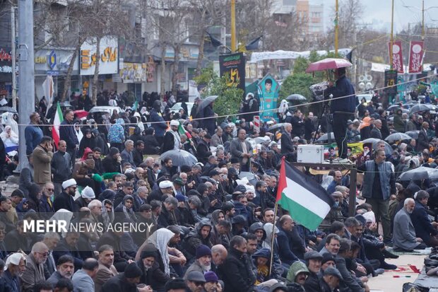 اقامه نماز جمعه روز جهانی قدس در خرم‌آباد زیر بارش باران