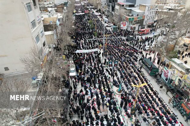 اقامه نماز جمعه روز جهانی قدس در خرم‌آباد زیر بارش باران