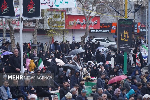 اقامه نماز جمعه روز جهانی قدس در خرم‌آباد زیر بارش باران
