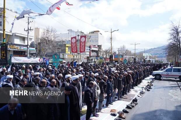 اقامه نماز جمعه روز جهانی قدس در خرم‌آباد زیر بارش باران