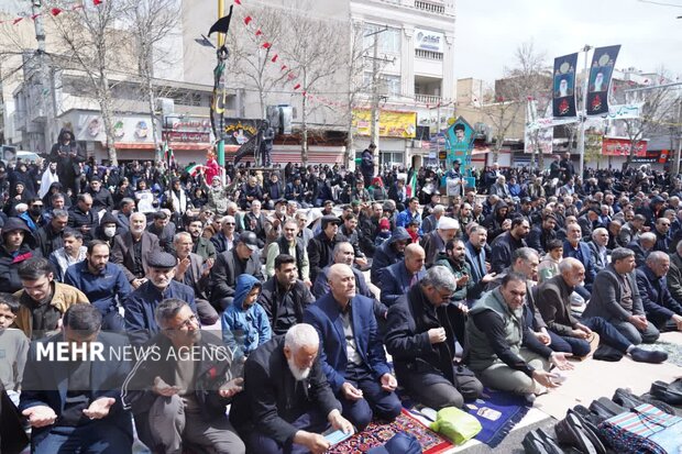 اقامه نماز جمعه روز جهانی قدس در خرم‌آباد زیر بارش باران