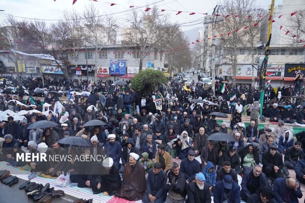 اقامه نماز جمعه روز جهانی قدس در خرم‌آباد زیر بارش باران