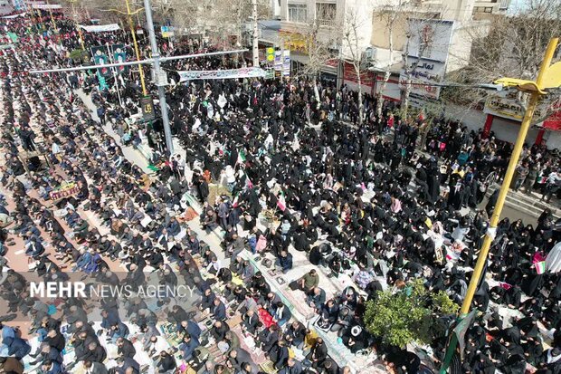 اقامه نماز جمعه روز جهانی قدس در خرم‌آباد زیر بارش باران