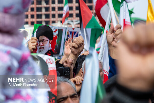 تشکیل زنجیره انسانی در مقابل نیروگاه حرارتی مشهد
