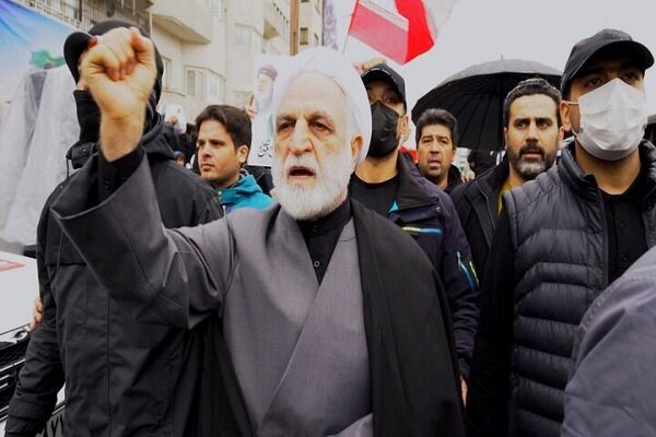 بإيمان حسيني وشجاعة قل نظيرها، فيديو يظهر هدوء رئيس السلطة القضائية لحظة استهداف المكان بصاروخ