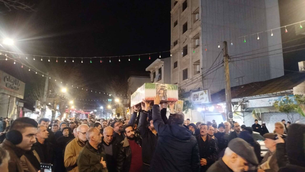 وداع با پیکر شهید «ابراهیم دادگستر» در شب قدر آستانه اشرفیه