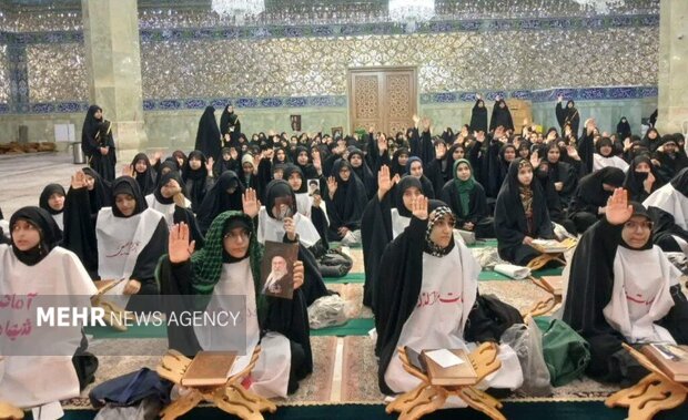بیعت دختران نوجوان قمی با امام خامنه‌ای در حرم بانوی کرامت