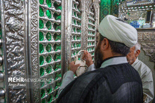 غبارروبی حرم مطهر حضرت شاهچراغ(ع)