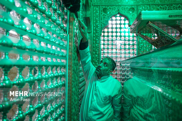 غبارروبی حرم مطهر حضرت شاهچراغ(ع)