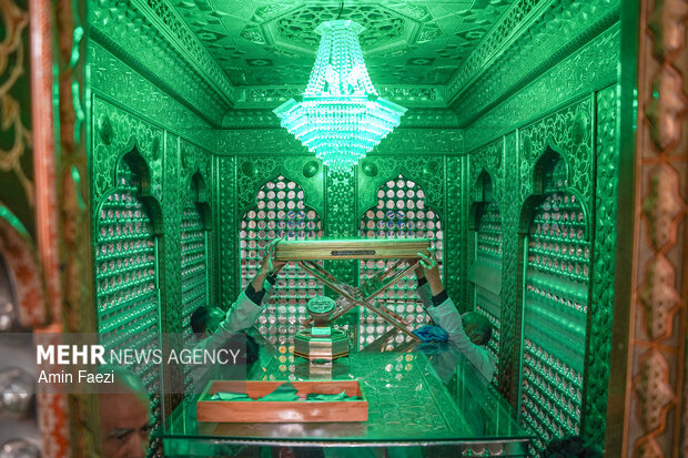 غبارروبی حرم مطهر حضرت شاهچراغ(ع)