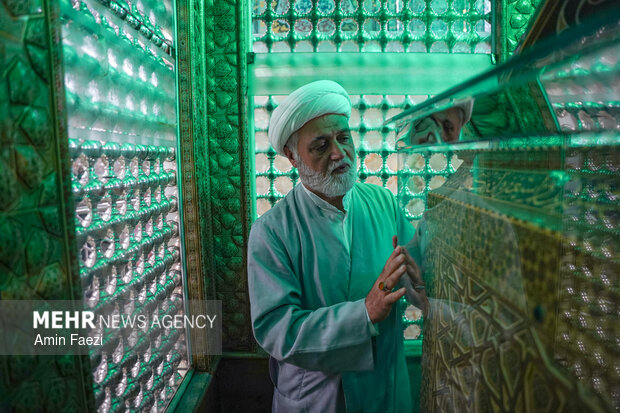 غبارروبی حرم مطهر حضرت شاهچراغ(ع)