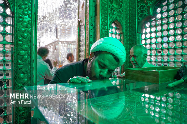 غبارروبی حرم مطهر حضرت شاهچراغ(ع)